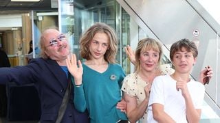 À l'ouest de Paris, Philippe Katerine et Julie Depardieu élèvent leurs deux fils dans un lieu pas comme les autres