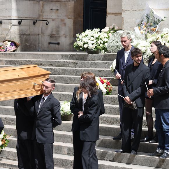 Lou Doillon, Charlotte Gainsbourg, Ben Attal, Marlowe (fils de Lou Doillon), Roman de Kermadec (fils de Kate Barry), Alice Attal, Stéphane Manel (compagnon de Lou Doillon), Yvan Attal et sa mère - Sorties des célébrités aux obsèques de Jane Birkin en l'église Saint-Roch à Paris. Le 24 juillet 2023
© Jacovides-KD Niko / Bestimage