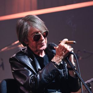 Jacques Dutronc et Thomas Dutronc en showcase de leur tournée "Dutronc & Dutronc" au Centre Evénementiel de Courbevoie le 11 avril 2022. Jacques et Thomas Dutronc se rejoignent sur scène pour une tournée unique !  Père et fils, monstres sacrés de la scène française, vous donnent rendez-vous pour des concerts exceptionnels sous le signe du partage et de la complicité. Deux artistes hors du commun à retrouver sur les routes de France. © Coadic Guirec/Bestimage