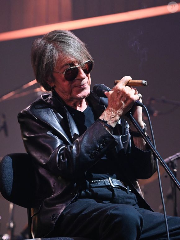 Jacques Dutronc et Thomas Dutronc en showcase de leur tournée "Dutronc & Dutronc" au Centre Evénementiel de Courbevoie le 11 avril 2022. Jacques et Thomas Dutronc se rejoignent sur scène pour une tournée unique !  Père et fils, monstres sacrés de la scène française, vous donnent rendez-vous pour des concerts exceptionnels sous le signe du partage et de la complicité. Deux artistes hors du commun à retrouver sur les routes de France. © Coadic Guirec/Bestimage