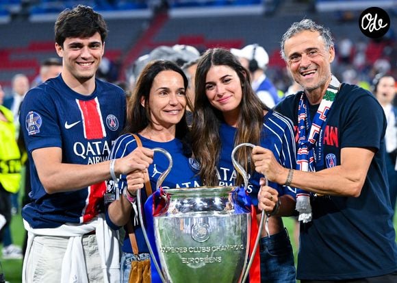 31 mai 2025, Bavière, Munich : Football : Ligue des champions, Luis Enrique célèbre la victoire en finale avec son trophée, en compagnie de son épouse Elena Cullell et de ses enfants. Photo de Sven Hoppe/DPA/ABACAPRESS.COM
