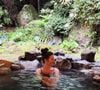 et en profitant d’un onsen, ces sources chaudes naturelles d’origine volcanique, emblématiques du Japon.

Story Instagram Mareva Galanter 25 avril 2026
