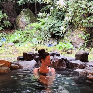 et en profitant d’un onsen, ces sources chaudes naturelles d’origine volcanique, emblématiques du Japon.

Story Instagram Mareva Galanter 25 avril 2026
