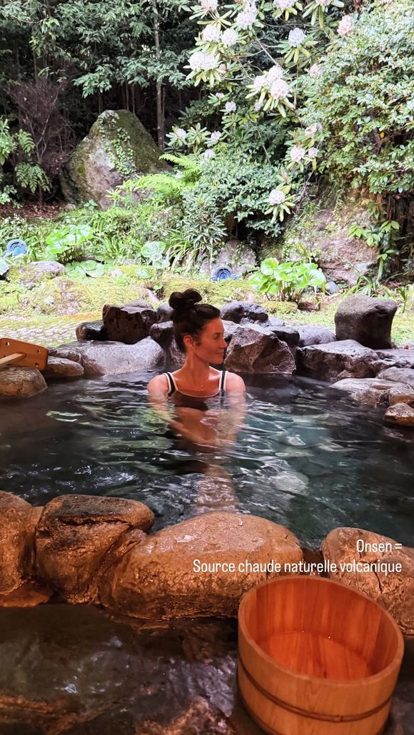 et en profitant d’un onsen, ces sources chaudes naturelles d’origine volcanique, emblématiques du Japon.

Story Instagram Mareva Galanter 25 avril 2026
