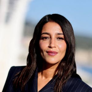 Elle brille mais elle n'est pas la seule de son couple

Leïla Bekhti - Photocall du film "Changer l'eau des fleurs" réalisé par J.-Pierre Jeunet d'après le roman de V.Perrin dans le cadre de la 8ème édition du Festival Ciné Roman à Nice le 28 Septembre 2026. © Jacovides-Bebert/Bestimage