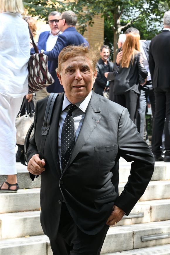 Jean-Pierre Foucault - Sorties des obsèques de Nonce Paolini en l'église Saint-Honoré-d'Eylau, 66 bis, avenue Raymond-Poincaré à Paris, France, le 23 juillet 2024.  

Photo : Agence / Bestimage