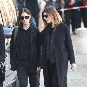 Géraldine Pailhas et Chiara Mastroianni - Obsèques de Nathalie Baye en l'église Saint-Sulpice à Paris le 23 avril 2026. Clement Prioli / Bestimage