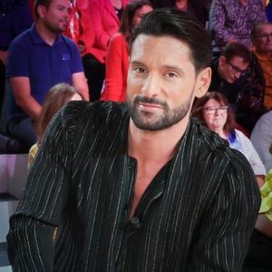 Exclusif - Hugo Manos - Julie Pietri était l’invitée de l’émission TPMP People, enregistrée le 30/09/2022, présentée par M.Delormeau et diffusée le 01/10/2022 - Paris le 01/10/2022 - © Jack Tribeca / Bestimage