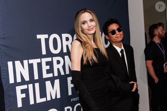 Dans les années 2000 juste après son mariage avec Billy Bob Thornton, l'actrice et son époux acquièrent une énorme propriété à Beverly Hills pour un montant de 3,75 millions de dollars.

Angelina Jolie et Pax Jolie-Pitt au Toronto International Film Festival / Cole Burston / The Canadian Press via ZUMA Press