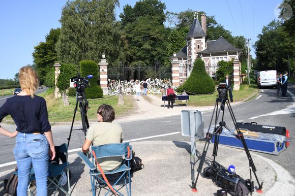 Les hommages se multiplient devant l'entrée de la maison de Alain Delon à Douchy le 22 août 2024. Agence / Bestimage
