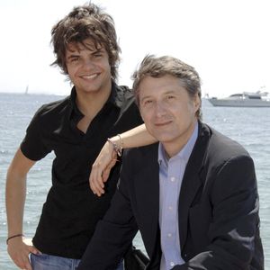 Archives - En France, à Cannes, Antoine de Caunes et son fils Louis âgé de 19 ans, lors du 59ème Festival de Cannes 2006
© Christophe Aubert via Bestimage