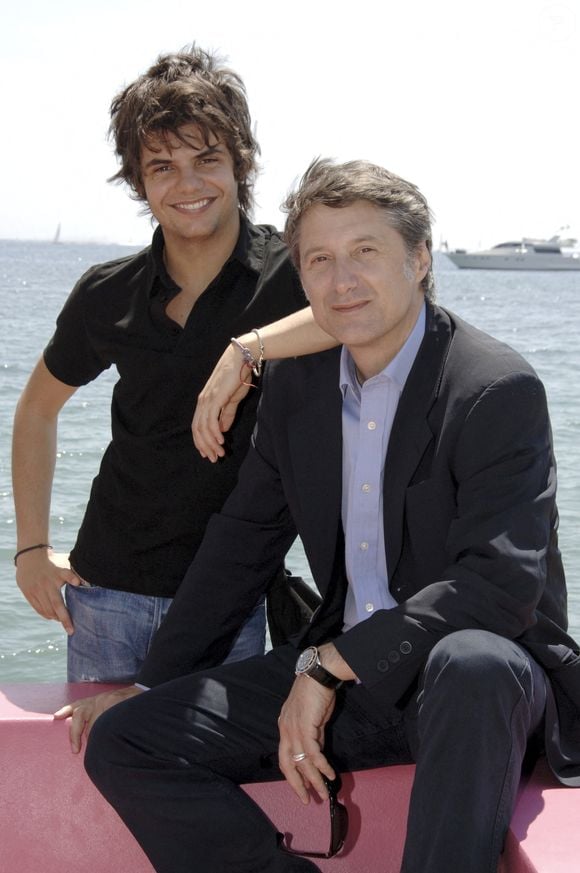 Archives - En France, à Cannes, Antoine de Caunes et son fils Louis âgé de 19 ans, lors du 59ème Festival de Cannes 2006
© Christophe Aubert via Bestimage