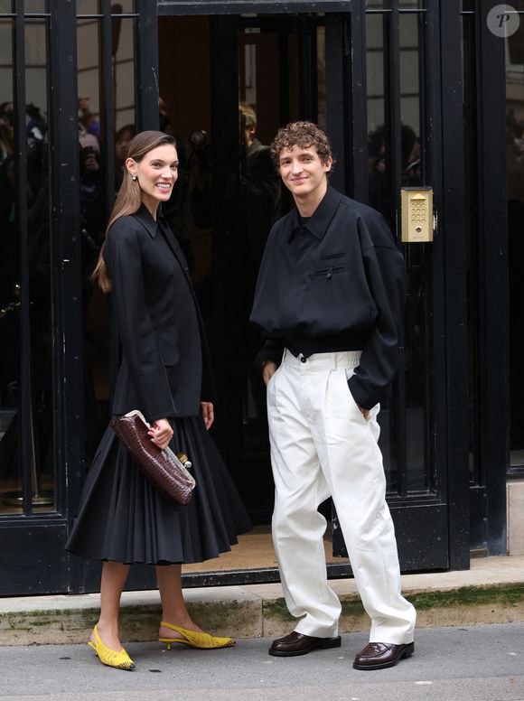 Dernièrement, le beau-frère de Virginie Efira a conquis son public en reprenant l'un de ses titres baptisé Ensemble avec sa dulcinée.

Charlotte Cardin et Aliocha Schneider - Arrivées au défilé Jacquemus lors de la Fashion Week Masculine prêt-à-porter Automne/Hiver 2025-2026 à Paris, le 26 janvier 2025. 
© Denis Guignebourg / Bestimage