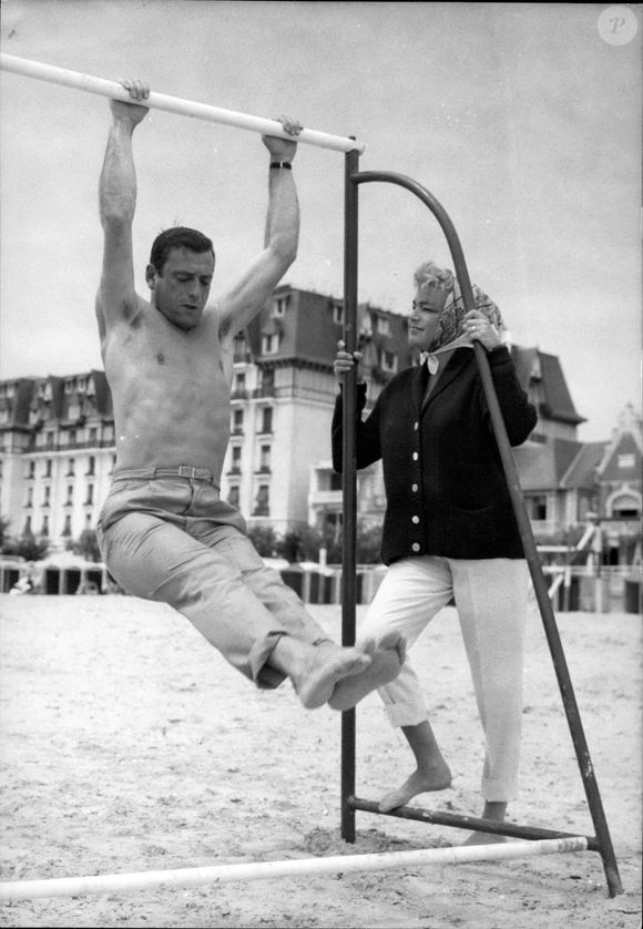 Yves Montand et Simone Signoret à la plage en 1959.  © Keystone Press Agency/ZUMA Press Wire