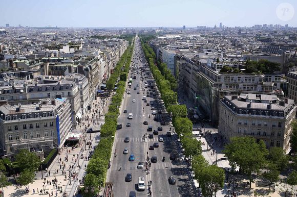 A l'image du 16ème arrondissement, le 8ème est un quartier où réside la haute bourgeoisie. Mais c'est aussi un lieu très touristique, avec l'Avenue des Champs-Elysées, ses nombreux commerces et ses hôtels de luxe.

Paris (75), l'avenue des Champs Elysees dans le 8eme arrondissement vue depuis l'Arc de Triomphe - Photo by Houet M/Belpress/ANDBZ/ABACAPRESS.COM