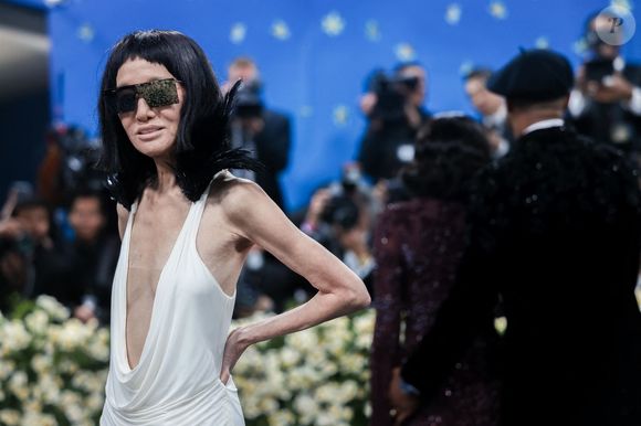 Mais c'est surtout la nouvelle coiffure de Vera Wang qui a attiré l'attention des observateurs les plus avisés. La créatrice, qui a joué son propre rôle dans les séries "Ugly Betty" et "Gossip Girl", a en effet opté pour une frange courte.

Vera Wang, lors du Met Gala, à New-York, le 5 mai 2025. BFA.com / Backgrid USA / Bestimage
