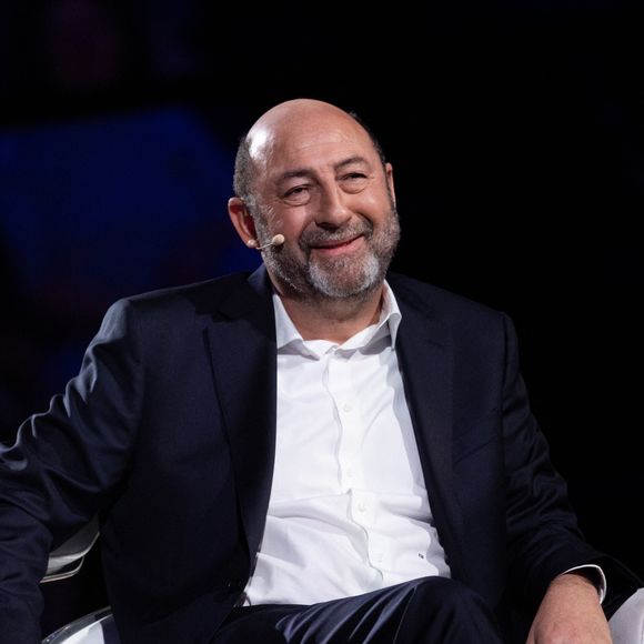 Kad Merad lors de l'enregistrement de l'émission "La chanson secrète N°14", présentée par Nikos Aliagas et diffusée le 26 décembre sur TF1, à Paris le 9 décembre 2025. © Jacovides-Moreau/Bestimage