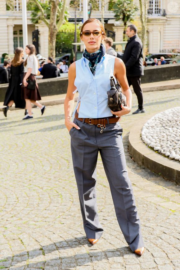 Guest aux arrivées au défilé Miu Miu Collection Femme Prêt-à-Porter Automne/Hiver 2026-2027 lors de la Fashion Week de Paris (PFW) au palais d'lena conseil Economique, social et environnemental, à Paris, France, le 10 mars 2026. © Denis Guignebourg/Bestimage