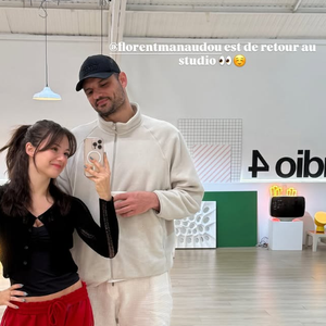 "Florent Manaudou est de retour au studio", comment-t-elle une photo d'eux prise depuis la salle de répétitions.
Florent Manaudou rend visite à Elsa Bois pendant les entraînements de Danse avec les stars.