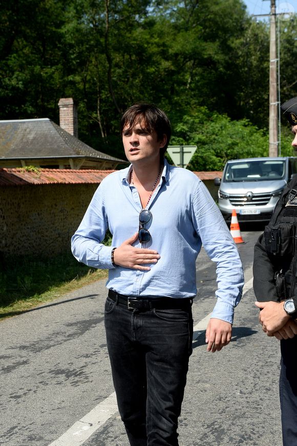 Anthony Delon et son demi-frère Alain-Fabien découvrent les hommages devant les grilles de la propriété de Douchy, quelques heures avant les obsèques de leur père, A.Delon, le 24 août 2024. (Agence / Bestimage).