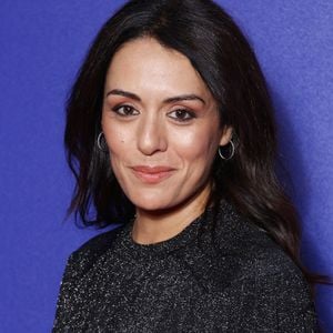 Sur la scène de La Coursive, la comédienne s'est exprimée avec beaucoup d'émotion pour expliquer pourquoi cette fiction occupait une place particulière dans son parcours
Sofia Essaidi lors de la cérémonie de clôture de la 28ème édition du Festival de la Fiction TV à la Rochelle. © Denis Guignebourg / Bestimage