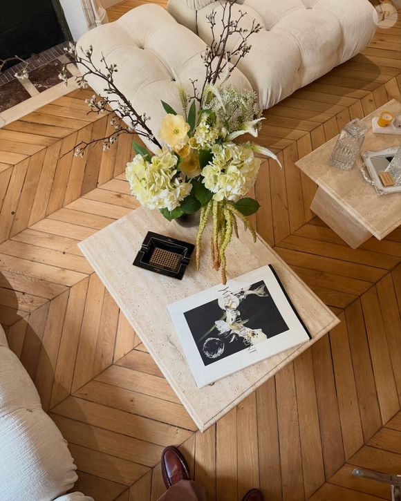 Lythan Cottaz, fils du pilote Didier Cottaz, présente son superbe appartement parisien.