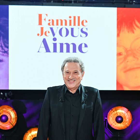 Exclusif - Michel Drucker lors du backstage de l'enregistrement de l'émission "Famille je vous aime" présentée par M. Drucker et qui sera diffusée le 13 juin 2025 sur France 3, aux Studios rive gauche à Paris, France, le 15 avril 2025. © Clovis-Gaffiot/Bestimage
Tout au long de sa carrière, Michel Drucker a interviewé les parents de ses invités pour comprendre leur parcours. Il a tissé des liens avec chacune de leur famille. Voilà comment est née l'idée de " Famille je vous aime ".

Cette émission diffusée en prime time sur France 3, entre la Fête des Mères et la Fête des Pères, a pour thème principal la transmission.

La famille a toujours inspiré les artistes que ce soit en chanson ou en humour. Gad Elmaleh, le parrain de cette première émission sera accompagné de Régine et David, ses parents. Il y aura également Dany Brillant, Anne Roumanoff, Roman Doduick et leur maman, Michèle Bernier, Laurent Voulzy, Gérard Lanvin, Louis Chedid, Michel et Beatrice Leeb et leurs enfants, mais aussi David Hallyday et Olivier de Benoist dont les récents spectacles abordent ce sujet.

Entre émotion et fous rires, nous n'avons pas fini d'aimer ces drôles de Familles !
