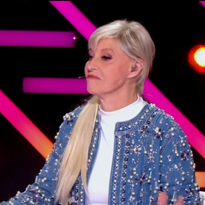 L'Autruche démasquée dans "Mask Singer 2025" par Chantal Ladesou et Laurent Ruquier. Il s'agit de Jeanfi Janssens. Emission du 2 mai 2025.
