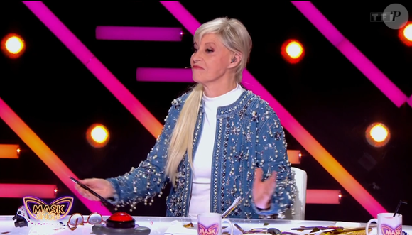 L'Autruche démasquée dans "Mask Singer 2025" par Chantal Ladesou et Laurent Ruquier. Il s'agit de Jeanfi Janssens. Emission du 2 mai 2025.
