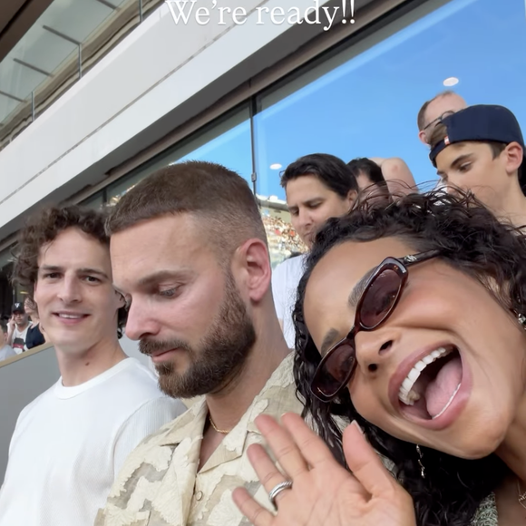 Le tennisman a d'ailleurs pu compter sur la présence de ses amis lors de cet ultime match. Le chanteur M Pokora, sa femme Christina Milian et l'humoriste Paul de Saint Sernin avaient fait le déplacement pour vivre ce moment historique. 

M Pokora, Christina Milian et Paul de Saint Sernin dans les tribunes de Roland-Garros en mai 2026 pour le match d'adieu de Gaël Monfils. Capture d'écran Instagram de Christina Milian