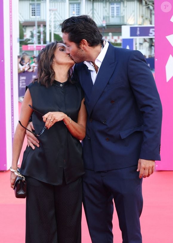 C’est la première fois qu’ils s’affichent officiellement de cette manière (tapis rouge) lors d’un événement Florence Foresti et son compagnon Alexandre Kominek à la première du film "Nouvelle Vague" lors du 51éme Festival du Cinema Américain de Deauville le 12 septembre 2025. © Denis Guignebourg / Bestimage