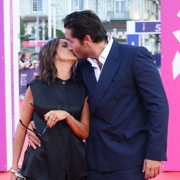 C’est la première fois qu’ils s’affichent officiellement de cette manière (tapis rouge) lors d’un événement

Florence Foresti et son compagnon Alexandre Kominek à la première du film "Nouvelle Vague" lors du 51éme Festival du Cinema Américain de Deauville le 12 septembre 2025.

© Denis Guignebourg / Bestimage