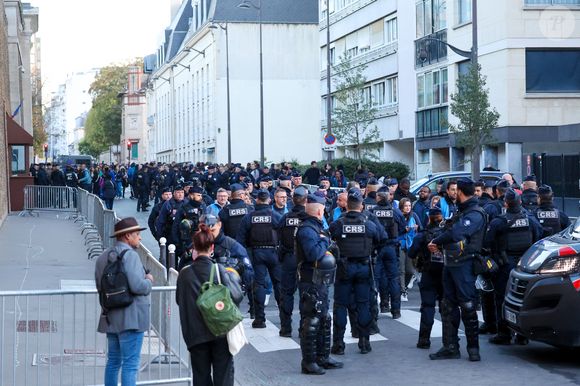 L’ancien président purge une peine de cinq ans ferme pour l’affaire du financement libyen. 

Des acteurs du milieu pénitentiaire manifestent devant la prison de la Santé avant l'arrivée de l'ancien président français Nicolas Sarkozy, où il purgera une peine de cinq ans de prison. Paris, France, le 21 octobre 2025. © Dominique Jacovides/Bestimage