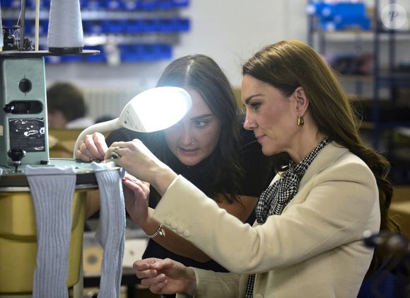 Catherine (Kate) Middleton, princesse de Galles visite Corgi, un fabricant de textiles familial spécialisé dans la production de chaussettes et de tricots, le 30 janvier 2025 à Ammanford, au Pays de Galles, au Royaume-Uni, le 30 janvier 2025.Julien Burton / Bestimage