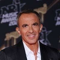 Nikos Aliagas : Ce jour où le garde du corps d'une célèbre chanteuse l’a expulsé de sa propre loge, "on a failli en venir aux mains"