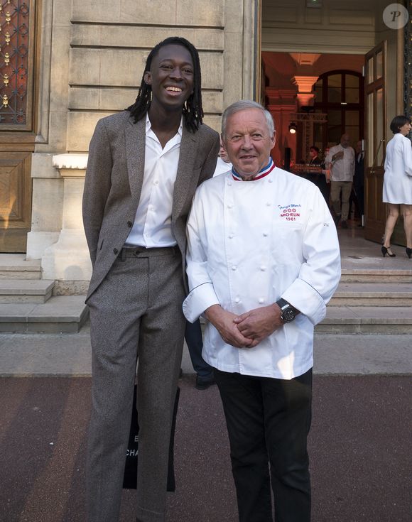 Les chefs Mory Sacko et Georges Blanc lors du cocktail du dîner des grands chefs à la préfecture du Rhône à Lyon en marge du concours Bocuse d'Or et du salon Sirha 2021 le 26 septembre 2021.
© Sandrine Thesillat / Panoramic / Bestimage