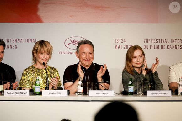 Marina Foïs, Thierry Klifa, Isabelle Huppert - 78ème Festival International du Film de Cannes. Conférence de presse du film La Femme La Plus Riche Du Monde (The Richest Woman In The World), le 19 mai 2025.
© Ivanka Voisin / Pool Cannes / Bestimage 

78th Cannes International Film Festival. Press conference for the film La Femme La Plus Riche Du Monde (The Richest Woman In The World).