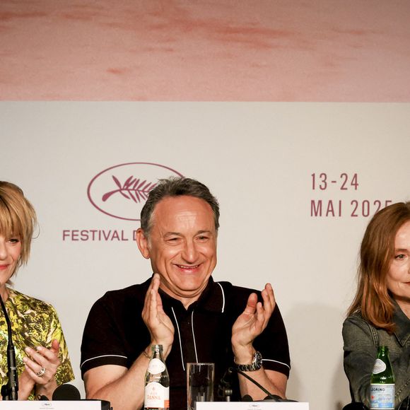 Marina Foïs, Thierry Klifa, Isabelle Huppert - 78ème Festival International du Film de Cannes. Conférence de presse du film La Femme La Plus Riche Du Monde (The Richest Woman In The World), le 19 mai 2025.
© Ivanka Voisin / Pool Cannes / Bestimage 

78th Cannes International Film Festival. Press conference for the film La Femme La Plus Riche Du Monde (The Richest Woman In The World).