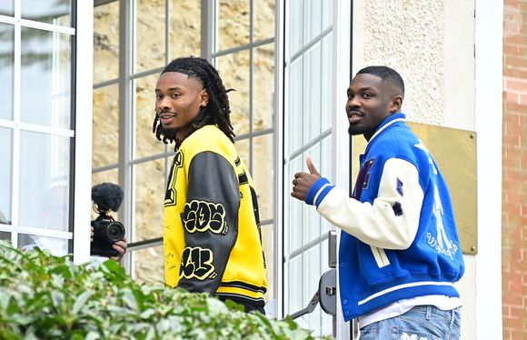 Khéphren Thuram et son frère Marcus Thuram arrivent pour l'entraînement de l'équipe de France de football pour le match de qualification à l'Euro 2024 contre les Pays-Bas au centre de formation et centre National du Footbal de Clairefontaine-en-Yvelines, France, le 20 march 2023. © Federico Pestellini/Panoramic/Bestimage
