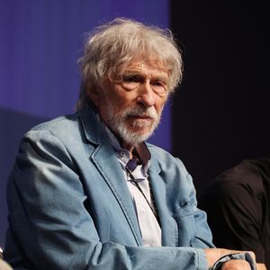 "Mon oeil est le même, ma passion est la même, ma poésie, si j'en ai une, est la même, je ne l'ai pas changée. La seule chose maintenant, c'est que je boite, ça ce n'est pas la même", a confessé la star de 91 ans.

Exclusif - Pierre Richard sur scène lors de la présentation de son film "L'homme qui a vu l'ours qui a vu l'homme" au festival "Ciné Comédies" à Lens-Liévin, le 29 mai 2025. © Denis Guignebourg/Bestimage