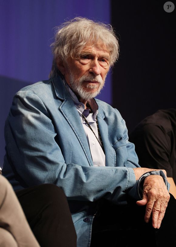 "Mon oeil est le même, ma passion est la même, ma poésie, si j'en ai une, est la même, je ne l'ai pas changée. La seule chose maintenant, c'est que je boite, ça ce n'est pas la même", a confessé la star de 91 ans.

Exclusif - Pierre Richard sur scène lors de la présentation de son film "L'homme qui a vu l'ours qui a vu l'homme" au festival "Ciné Comédies" à Lens-Liévin, le 29 mai 2025. © Denis Guignebourg/Bestimage