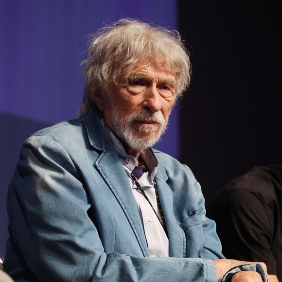"Mon oeil est le même, ma passion est la même, ma poésie, si j'en ai une, est la même, je ne l'ai pas changée. La seule chose maintenant, c'est que je boite, ça ce n'est pas la même", a confessé la star de 91 ans.

Exclusif - Pierre Richard sur scène lors de la présentation de son film "L'homme qui a vu l'ours qui a vu l'homme" au festival "Ciné Comédies" à Lens-Liévin, le 29 mai 2025. © Denis Guignebourg/Bestimage