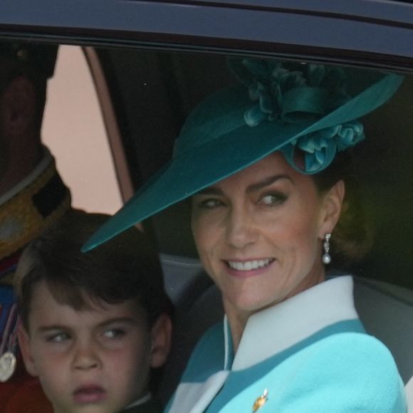 Le prince Louis de Galles, Catherine (Kate) Middleton, princesse de Galles - Les membres de la famille royale britannique arrivent à Buckingham Palace pour la cérémonie Trooping the Colour à Londres, le 14 juin 2025. Affecté par le crash du Boeing 787 Dreamliner à Ahmedabad du 12 juin, le souverain et les officiels porteront un brassard noir en hommage aux plus de 270 victimes. Bon nombre d'elles étaient des ressortissants britanniques.
© James Whatling / Bestimage