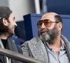 Kad Merad et son fils Kalil - People dans les tribunes du match de Ligue 1 Uber Eats "PSG-Rennes" (1-1) au Parc des Princes à Paris le 25 février 2023. © Cyril Moreau/Bestimage