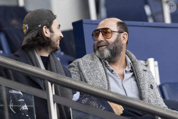Kad Merad et son fils Kalil - People dans les tribunes du match de Ligue 1 Uber Eats "PSG-Rennes" (1-1) au Parc des Princes à Paris le 25 février 2023. © Cyril Moreau/Bestimage