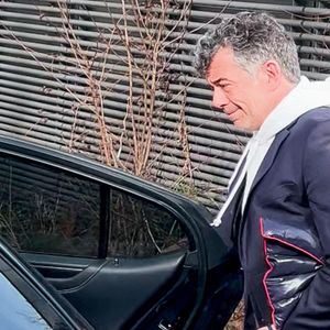 Stéphane Plaza en larmes à la sortie de son procès après avoir été reconnu coupable de "violences habituelles par concubin" et condamné à 12 mois de prison avec sursis, à Paris, France, le 18 février 2025. © Yehiel Chekroune/Bestimage