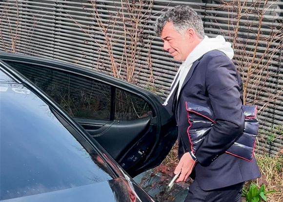 Stéphane Plaza en larmes à la sortie de son procès après avoir été reconnu coupable de "violences habituelles par concubin" et condamné à 12 mois de prison avec sursis, à Paris, France, le 18 février 2025. © Yehiel Chekroune/Bestimage