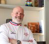 Exclusif - Le chef Philippe Etchebest dans les cuisines de son restaurant "Maison Nouvelle" à Bordeaux, le 11 avril 2025. ©Jean-Marc Lhomer/Bestimage.