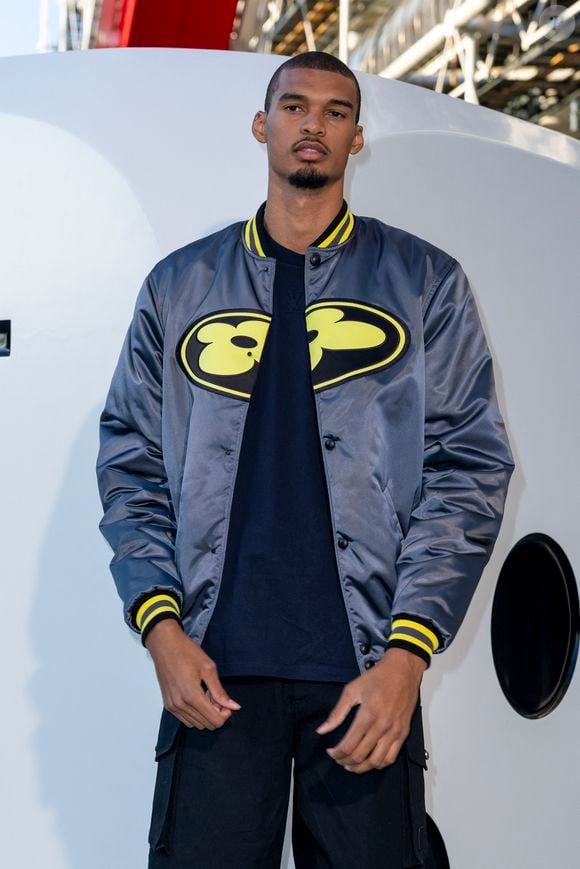 Très ému, il a révélé avoir appris le décès d’un proche juste avant le match.

Victor Wembanyama - Photocall du Défilé de mode Louis Vuitton Homme, Collection Printemps-Été 2026 dans le cadre de la Fashion Week de Paris, France, le 24 juin 2025.
 
© Olivier Borde / Bestimage