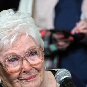 Line Renaud a voulu rassurer ses fans, rappelant que “la vie est merveilleuse”.

Line Renaud - Line Renaud, 97 ans, a inauguré un jardin public qui porte son nom, à Lille, France, le mercredi 17 décembre 2025.
© Claude Dubourg/Bestimage